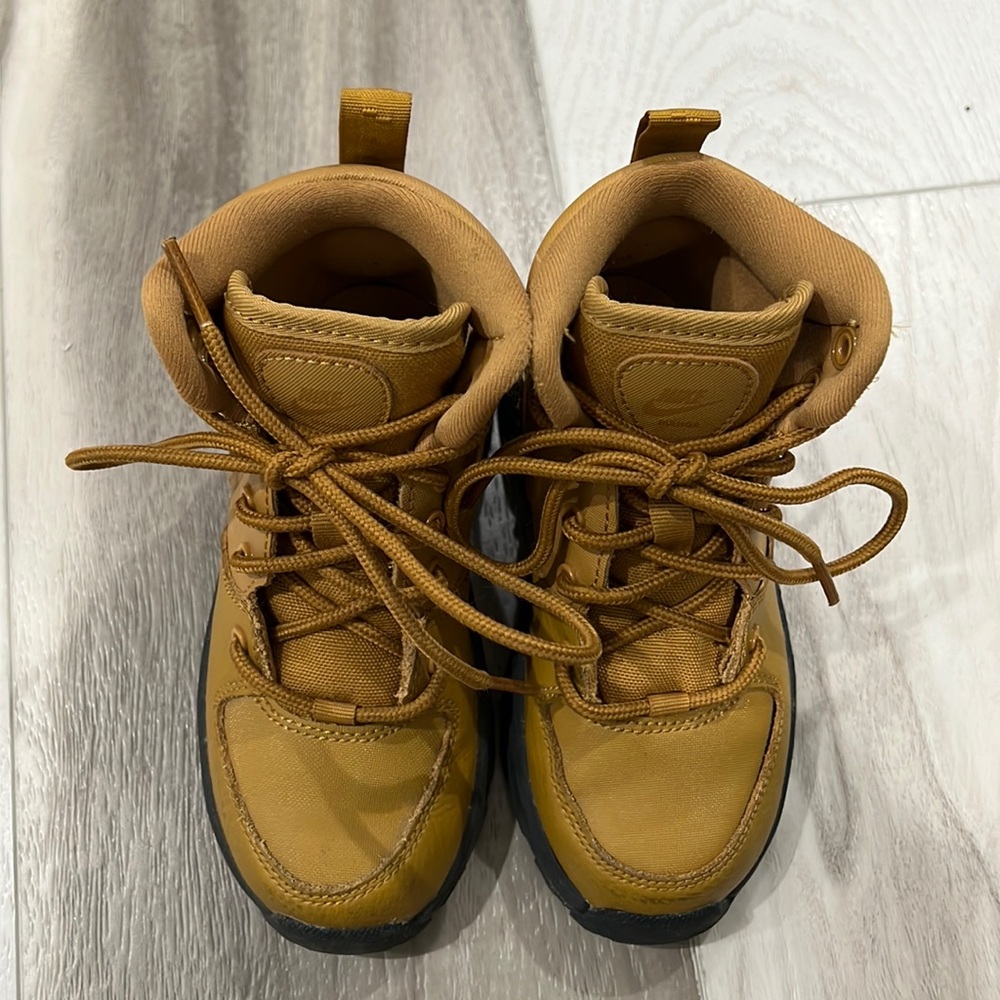 Nike Manoa leather boots. Size 10.5.